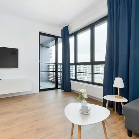 Modern With Historic Shipyard Views And Parking By Renters Apartmán Gdaňsk