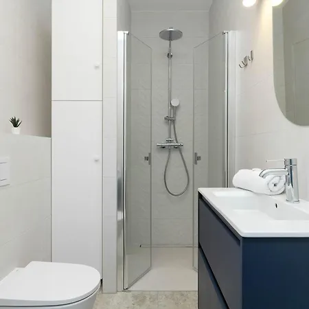 Modern With Historic Shipyard Views And Parking By Renters Apartment Danzig