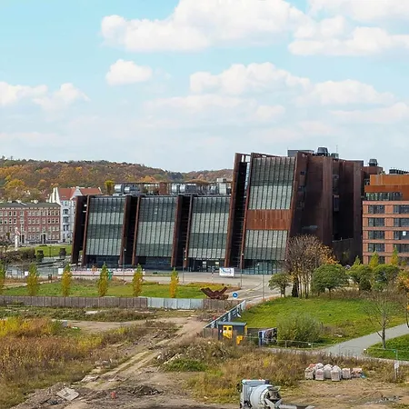 Modern With Historic Shipyard Views And Parking By Renters