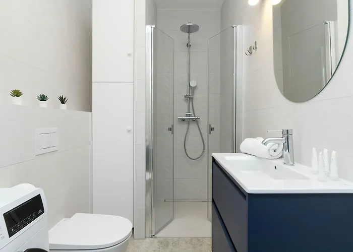 Modern With Historic Shipyard Views And Parking By Renters Lägenhet Gdańsk